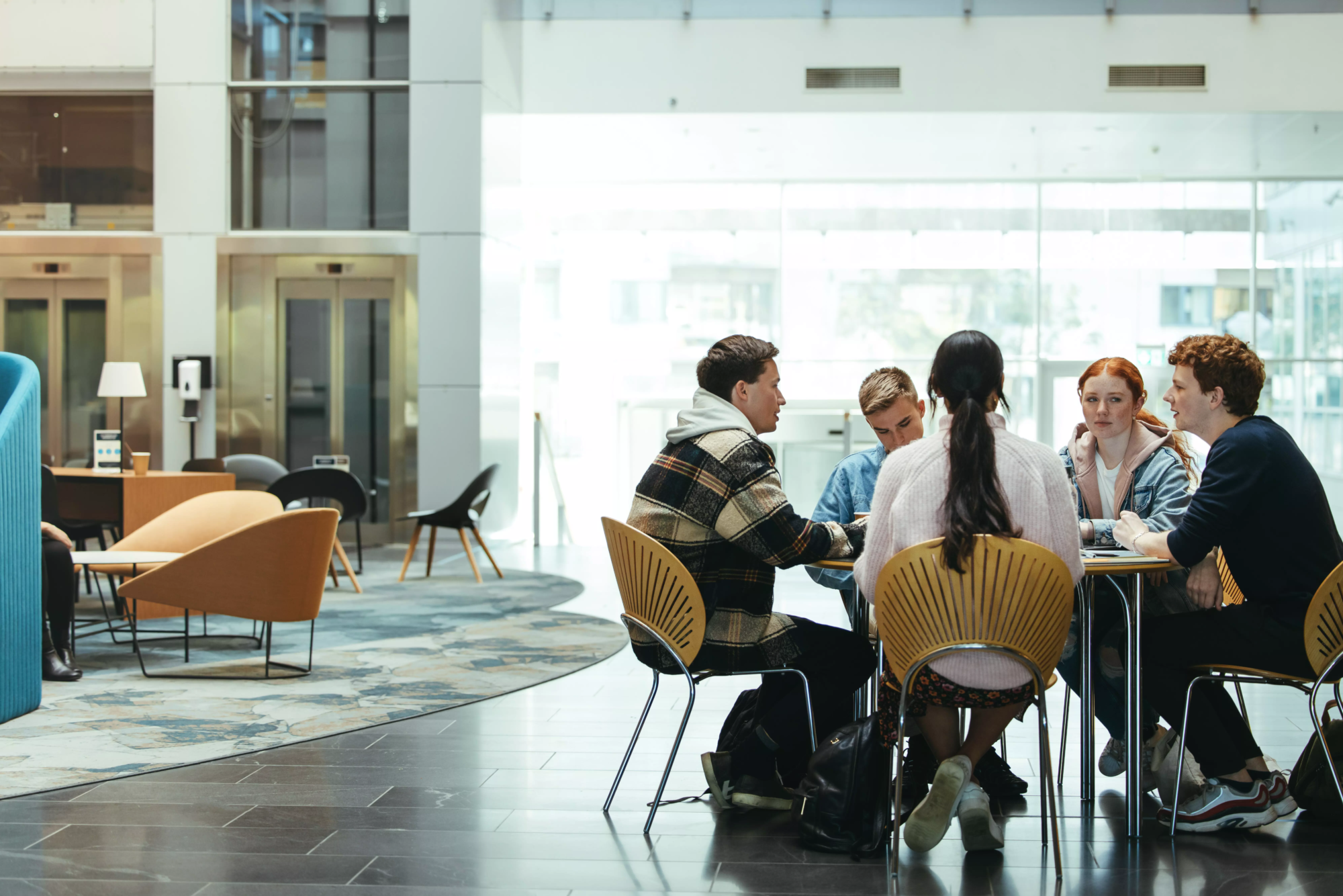 Étudiants à l’université discutant autour d'une table